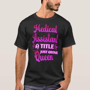 Assistenzärztin A Titel oberhalb von Queen Niedlic T-Shirt