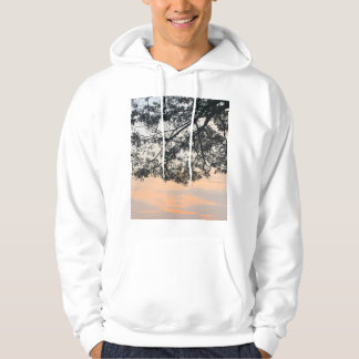 Ästhetische Baum-Silhouette vor pastellfarbenem So Hoodie