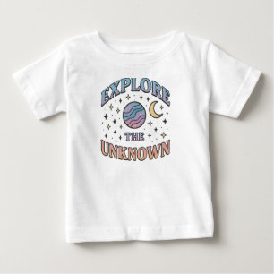 Ästhetische Gestaltung kosmischer Typografie Baby T-shirt