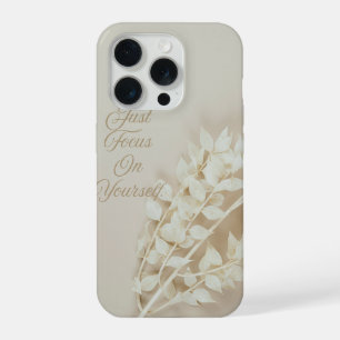 Ästhetische getrocknete Blumen. Konzentriere dich iPhone 15 Pro Hülle