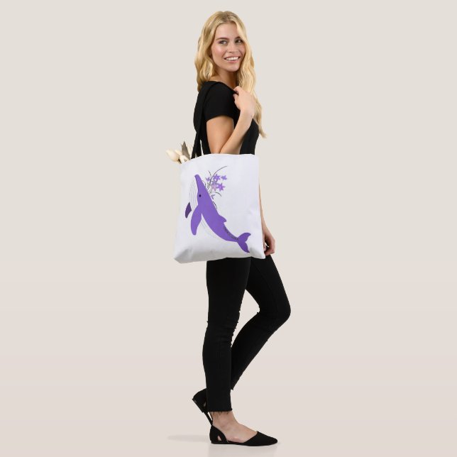 Ästhetischer lila Wal und Lilien All-Over-Print  (Am Model)