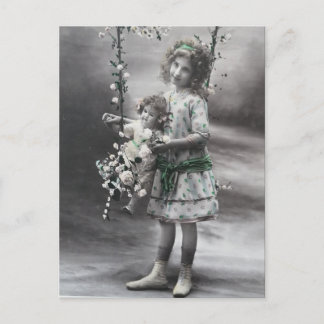 Ästhetisches Mädchen mit ihrer Puppe Vintage Schwa Postkarte