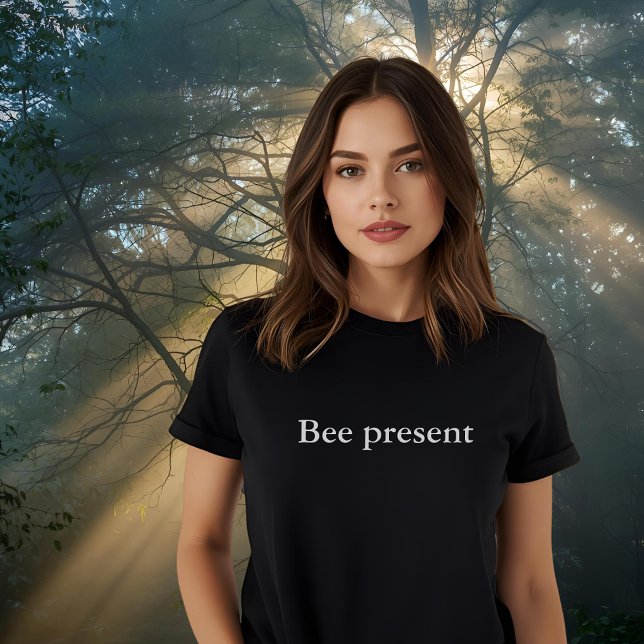 ästhetisches Outfit Zitat Bee anwesend T-Shirt (Von Creator hochgeladen)