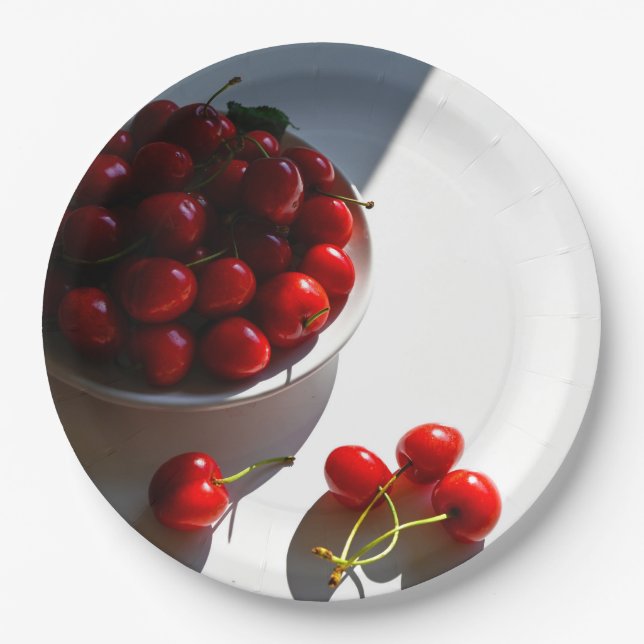 Ästhetisches Stillleben mit reifen Kirschen auf we Pappteller (Vorderseite)