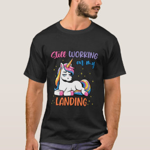 Ästhetisches süßes Einhorn arbeitet noch an meiner T-Shirt