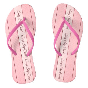 Ästhetisches vertikales Holz Muster Rosa Farbe Flip Flops