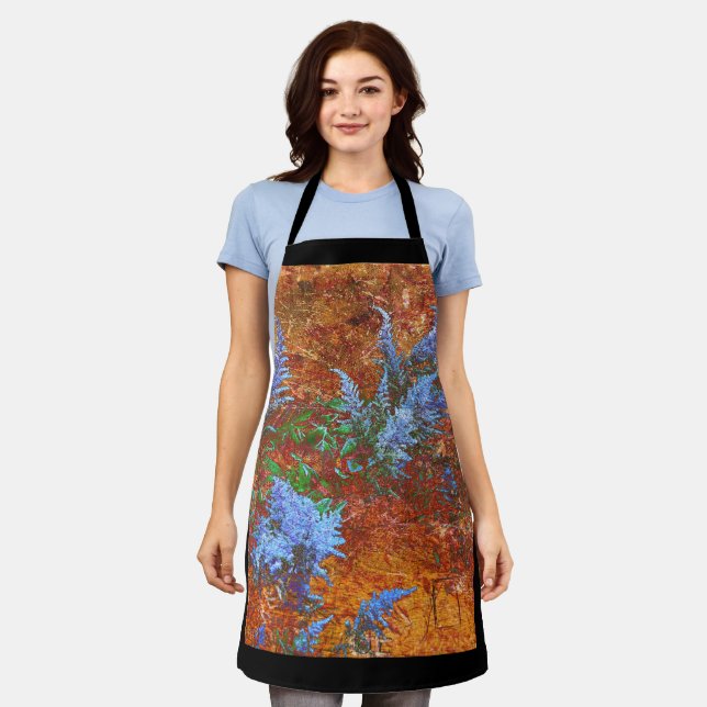 Astilbe Dusty Blue an Bord Schürze (Getragen)