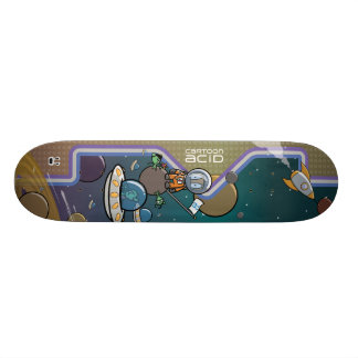 Astronaut Ambushed im Raum durch Skateboard
