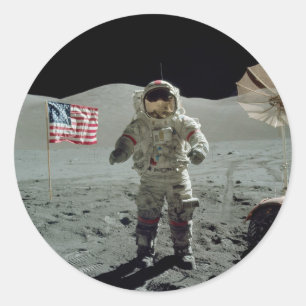 Astronaut Apollo 17 im Stier Littrow Tal Runder Aufkleber