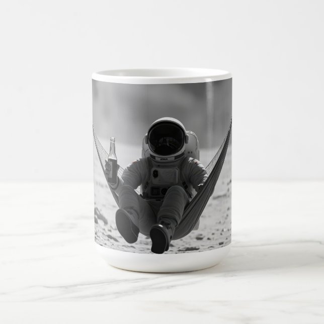 Astronaut auf dem Mond mit Bier Kaffeetasse (Mittel)