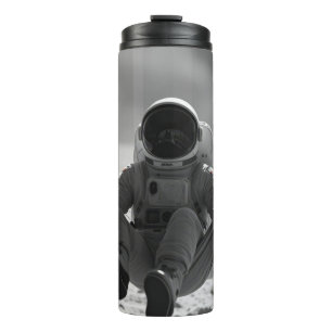 Astronaut auf dem Mond mit Bier Thermosbecher