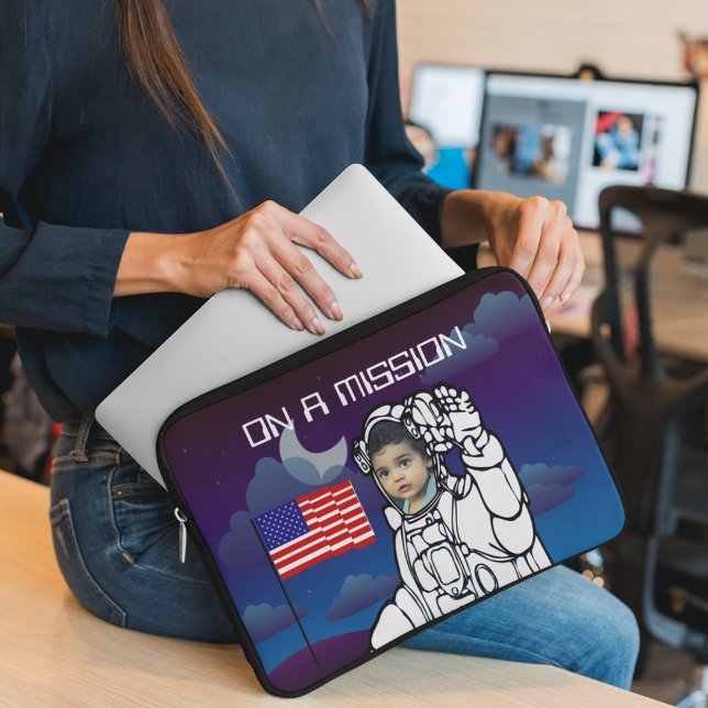 Astronaut auf dem Mond Weltraumjunge Laptopschutzhülle (Von Creator hochgeladen)