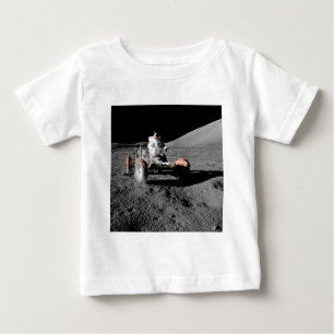 Astronaut auf dem Mondübergang während der Apollo- Baby T-shirt
