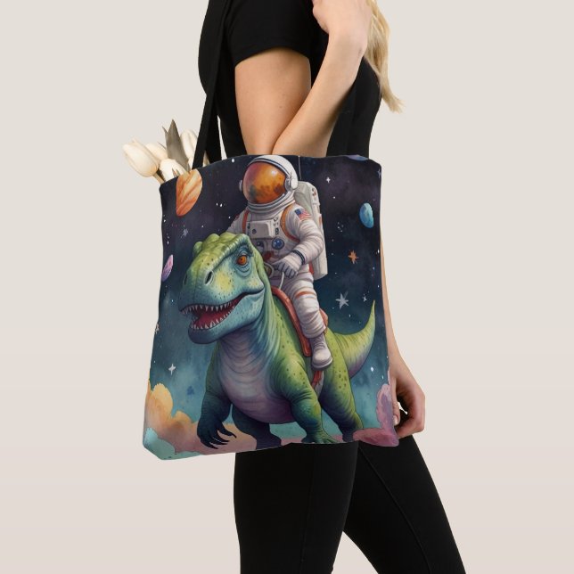 Astronaut auf Dino im Weltraum  (Von Nahem)
