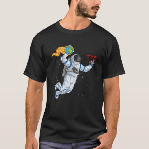 Astronaut Basketball Spieler spielen Basketball im T-Shirt