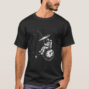 Astronaut beim Angeln im Weltraum wirft die Angel T-Shirt