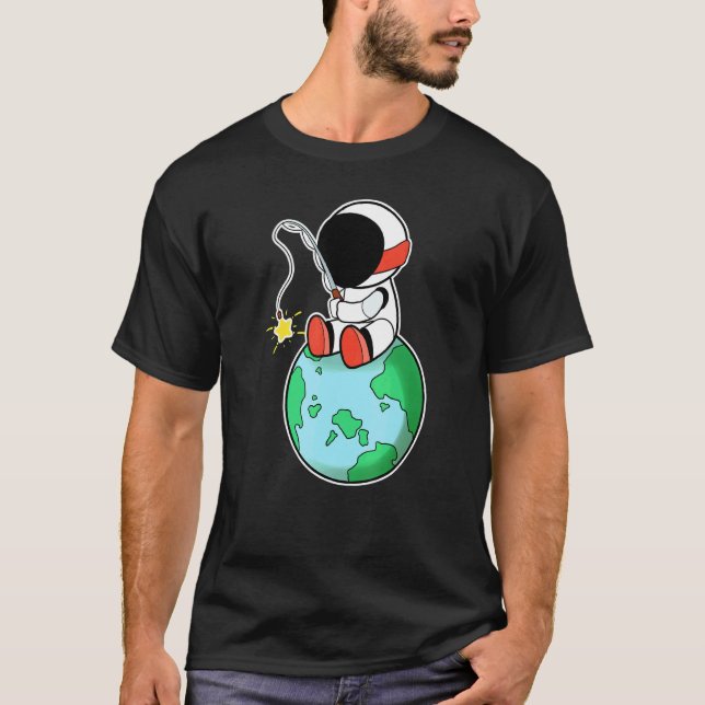 Astronaut beim Fischen auf der Erde T-Shirt (Vorderseite)