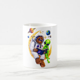 Astronaut Bigfoot liest einem Außerirdischen auf d Kaffeetasse