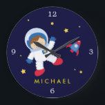 Astronaut Boy Space Themed Große Wanduhr<br><div class="desc">Personalisieren Sie diese schöne Uhr mit dem Namen,  dem Monogramm oder einem beliebigen Text Ihrer Wahl.</div>