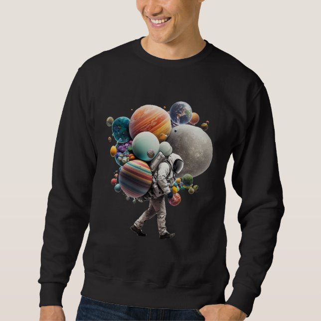 Astronaut carrying Planets and Moons in Space Sweatshirt (Vorderseite)