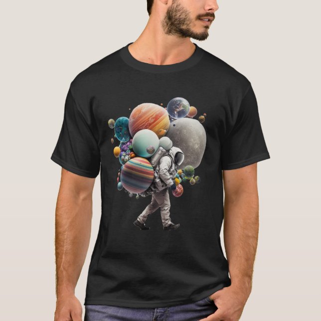 Astronaut carrying Planets and Moons in Space T-Shirt (Vorderseite)