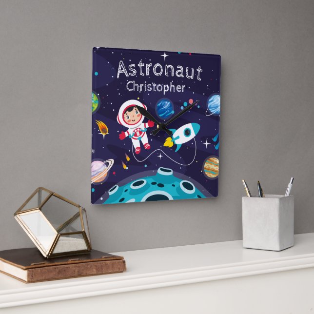 Astronaut child on the moon, monogrammed name quadratische wanduhr (Büro)