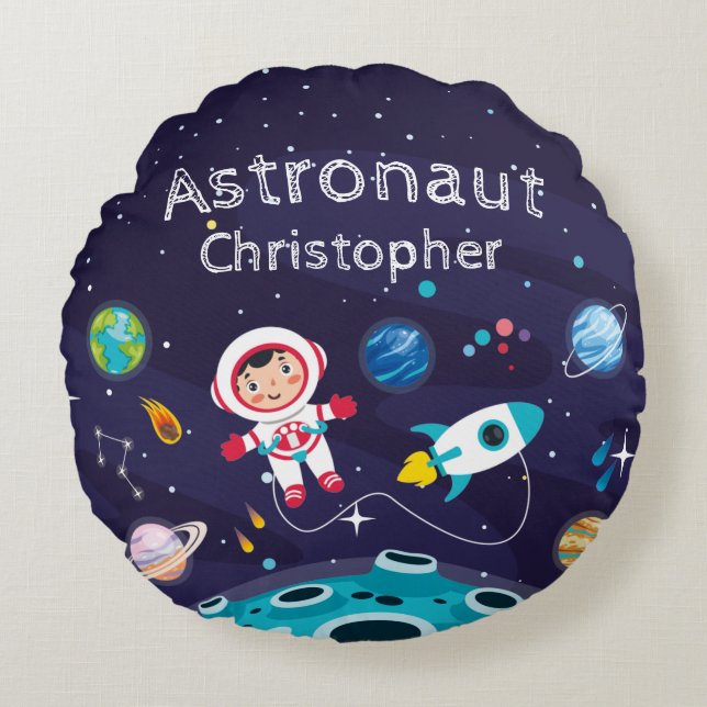 Astronaut child on the moon, monogrammed name rundes kissen (Vorderseite)