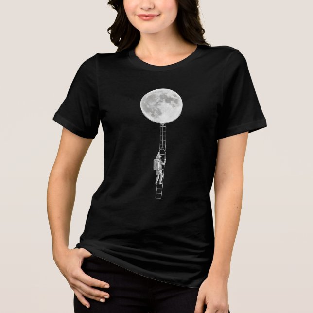 Astronaut Climbing the Moon – Surreal Space Art Tri-Blend Shirt (Vorderseite)