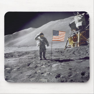 Astronaut David Scott begrüßt Flagge Mousepad