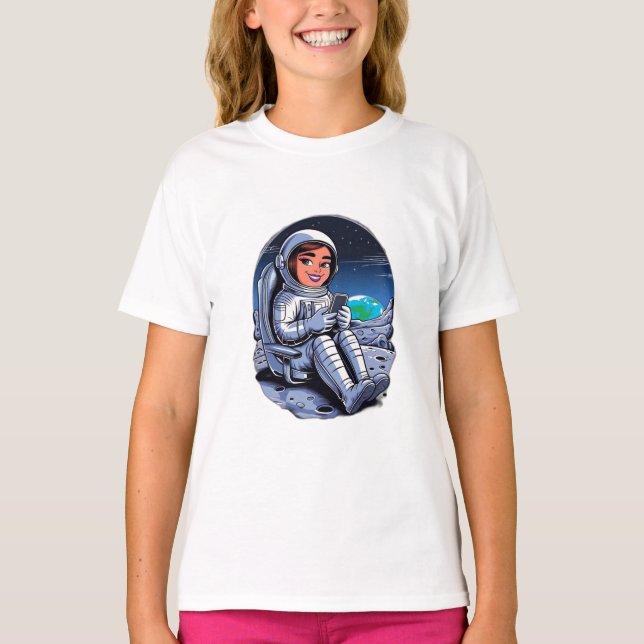 Astronaut, der auf dem Mond sitzt und auf einem Te T-Shirt (Vorderseite)