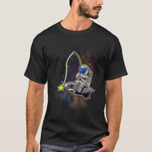 Astronaut, der auf einer Rakete im Weltraum fische T-Shirt