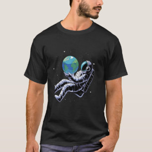 Astronaut, der den Planeten Erde im Weltraum hält  T-Shirt