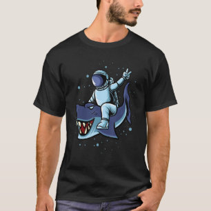 Astronaut, der im Weltraum einen Hai reitet, Junge T-Shirt