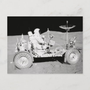 Astronaut, der Lunar Lander auf dem Mond fährt Postkarte