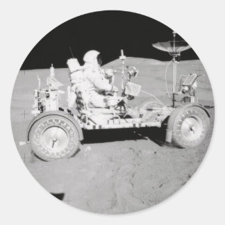 Astronaut, der MondLander auf dem Mond fährt Runder Aufkleber