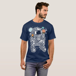 Astronaut, der planetarische Eiscreme im Raum isst T-Shirt