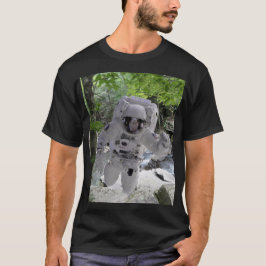 Astronaut erforscht den Schwarzen T - Shirt der Er