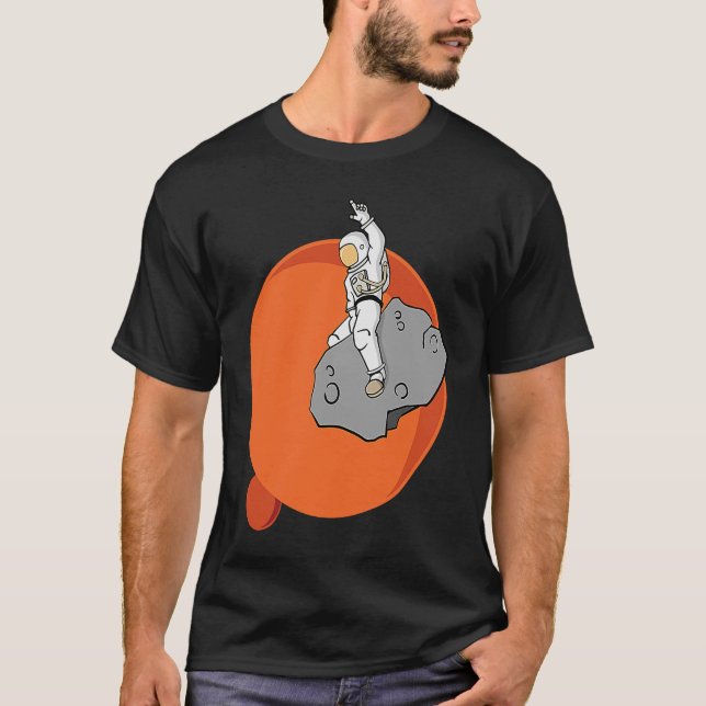Astronaut fährt an einem Asteroid T-Shirt (Vorderseite)