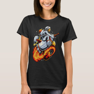 Astronaut fährt Feuerraumschiff T-Shirt