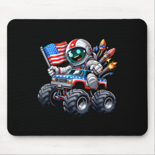 Astronaut fährt mit Monstertruck am 4. Juli Mousepad