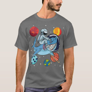 Astronaut fährt Niedlichen Hai im Weltraum um den T-Shirt
