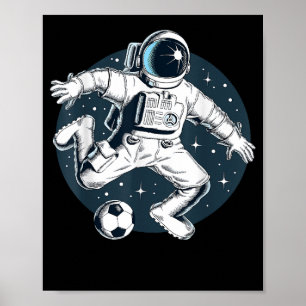 Astronaut Fußball spielen im Weltraum Grafik Poster