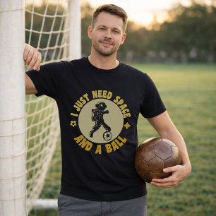 Astronaut Fußball Zitat Brauche Platz Und Ball T-Shirt