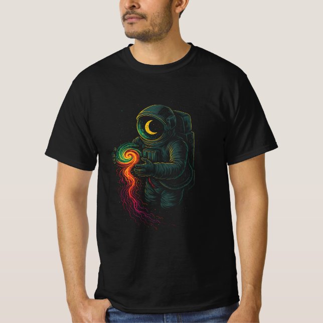 Astronaut hält eine kosmische Spirale T-Shirt (Vorderseite)