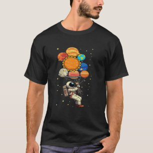 Astronaut hält Planetenballons Weltraumgalaxie T-Shirt