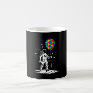 Astronaut hält Puzzle-Teile-Ballon Autismus Auf Kaffeetasse
