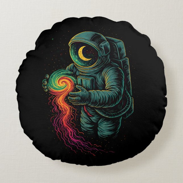 Astronaut Holding a Cosmic Spiral Rundes Kissen (Vorderseite)