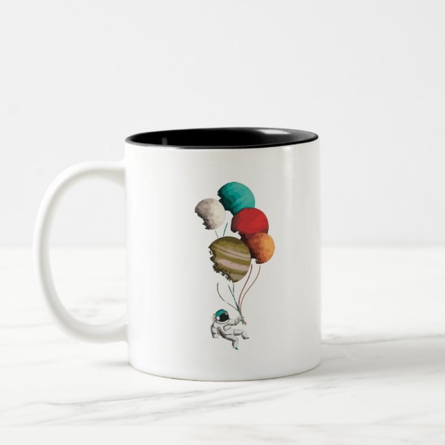 Astronaut Holding Planet Balloons Solar System Zweifarbige Tasse (Links)