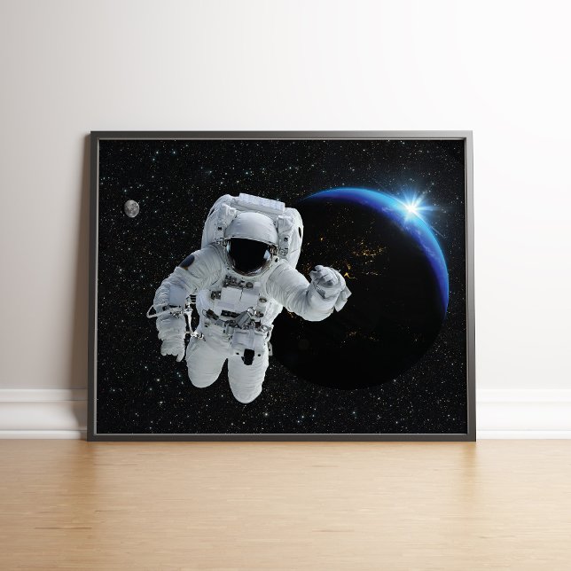 Astronaut im Himmelspostposter des Weltraums Poster (Astronaut in Space Earth Celestial Poster in a black frame.)