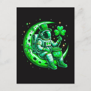 Astronaut im Mond Raum St. Patrick's Day Ankündigungspostkarte